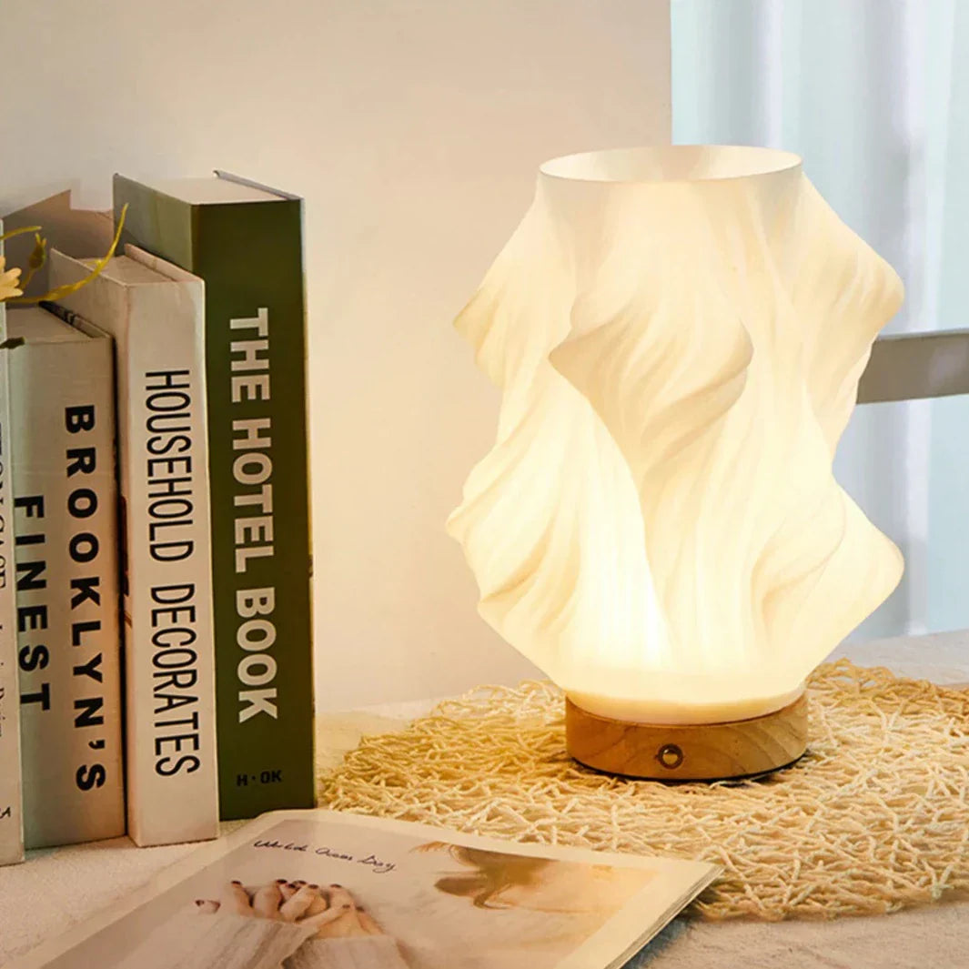 VelaLume - Zuverlässige Tischlampe mit gewelltem Schirmdesign