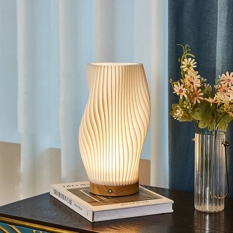 VelaLume - Zuverlässige Tischlampe mit gewelltem Schirmdesign