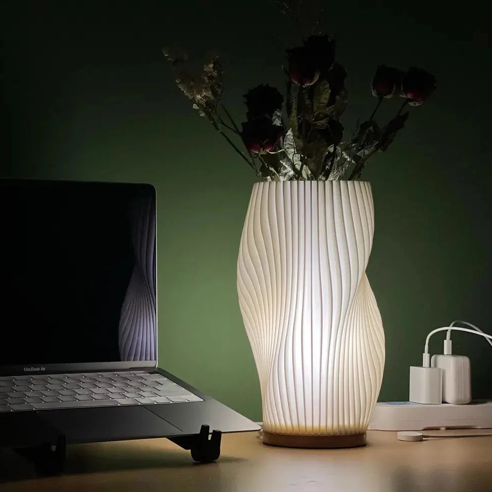 VelaLume - Zuverlässige Tischlampe mit gewelltem Schirmdesign
