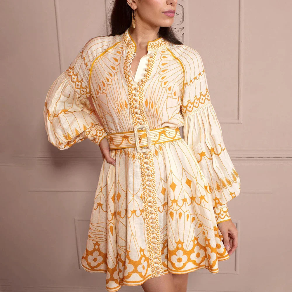 Dahlia - Elegantes kurzes Kleid mit langen Ärmeln und plissiertem Druck