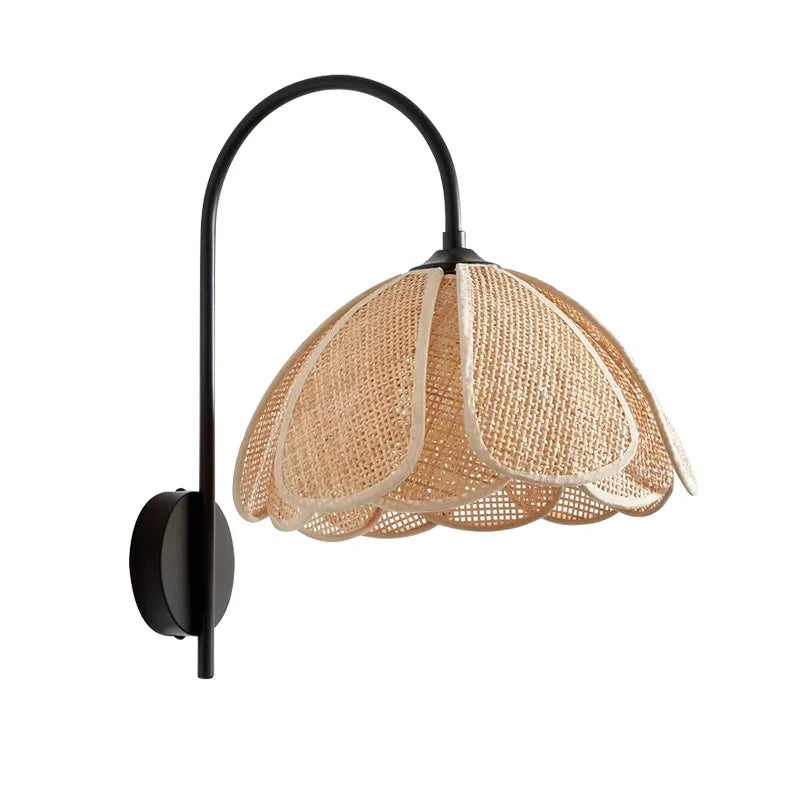 BloomGlow - Boho Rattan Gewebte Blumen Wandlampe