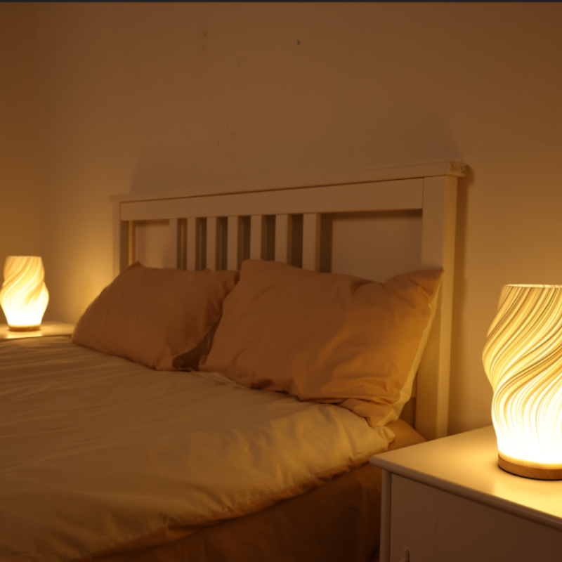 VelaLume - Zuverlässige Tischlampe mit gewelltem Schirmdesign