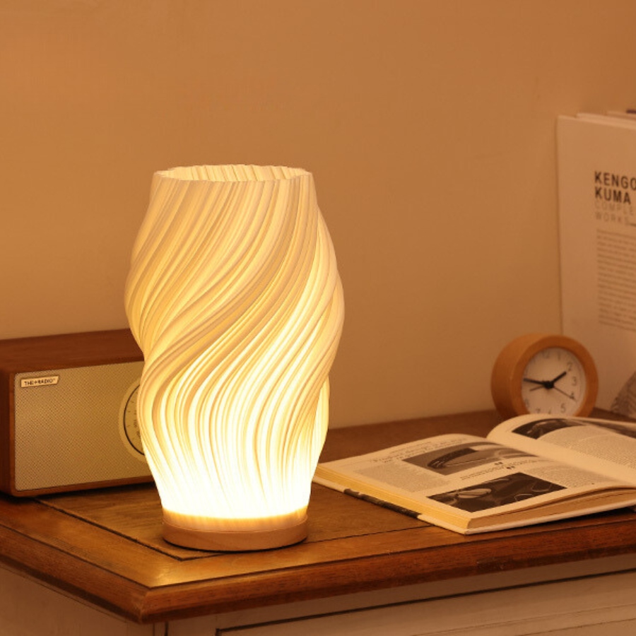 VelaLume - Zuverlässige Tischlampe mit gewelltem Schirmdesign