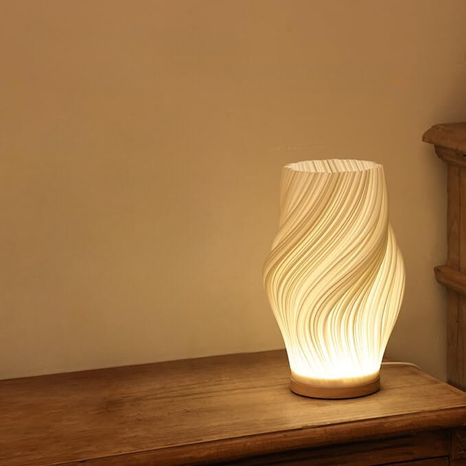 VelaLume - Zuverlässige Tischlampe mit gewelltem Schirmdesign