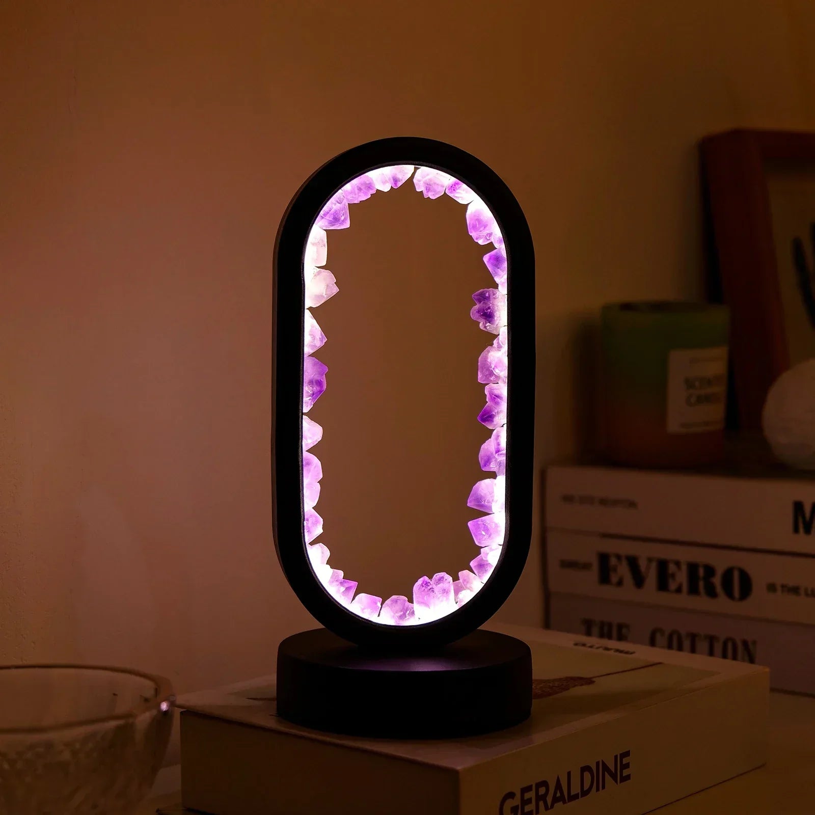 AmethystGlow – Ruhe und moderne Eleganz Ovaler Kristall-LED-Lampe