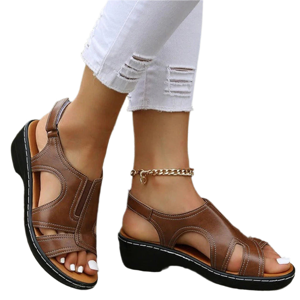 Nathalie - Elegante Sandalen mit Ausschnitten und Niedrigem Keilabsatz