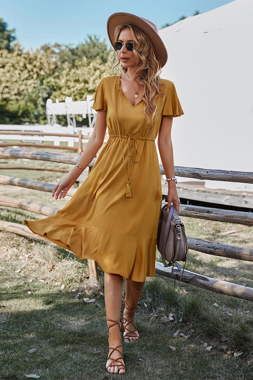 Evie - Elegantes kurzärmliges V-Ausschnitt-Kleid mit Gürtel