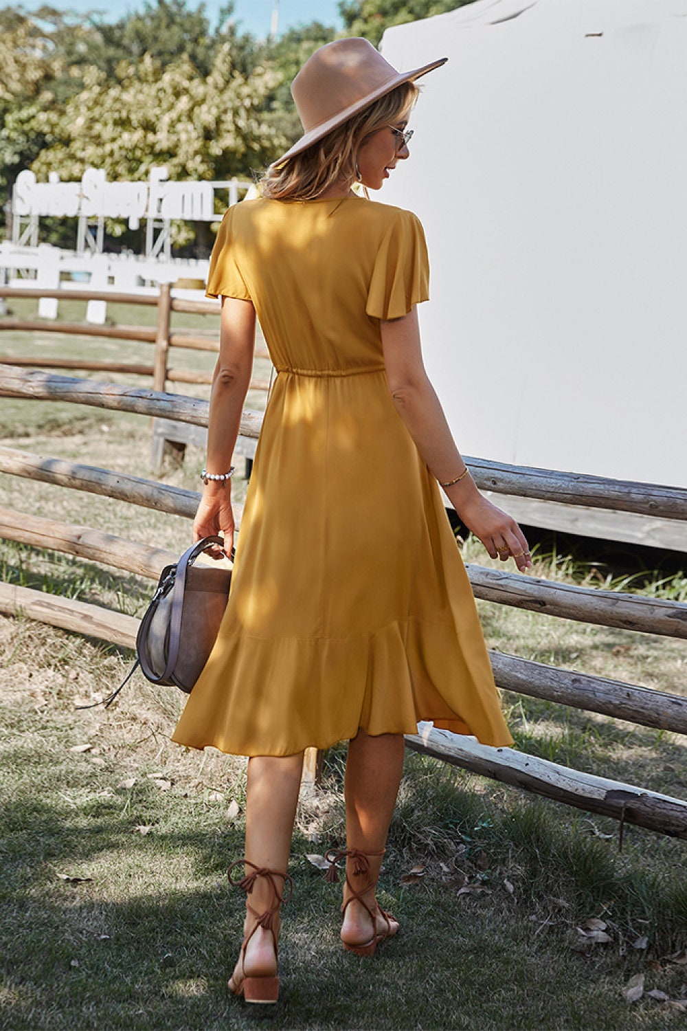 Evie - Elegantes kurzärmliges V-Ausschnitt-Kleid mit Gürtel