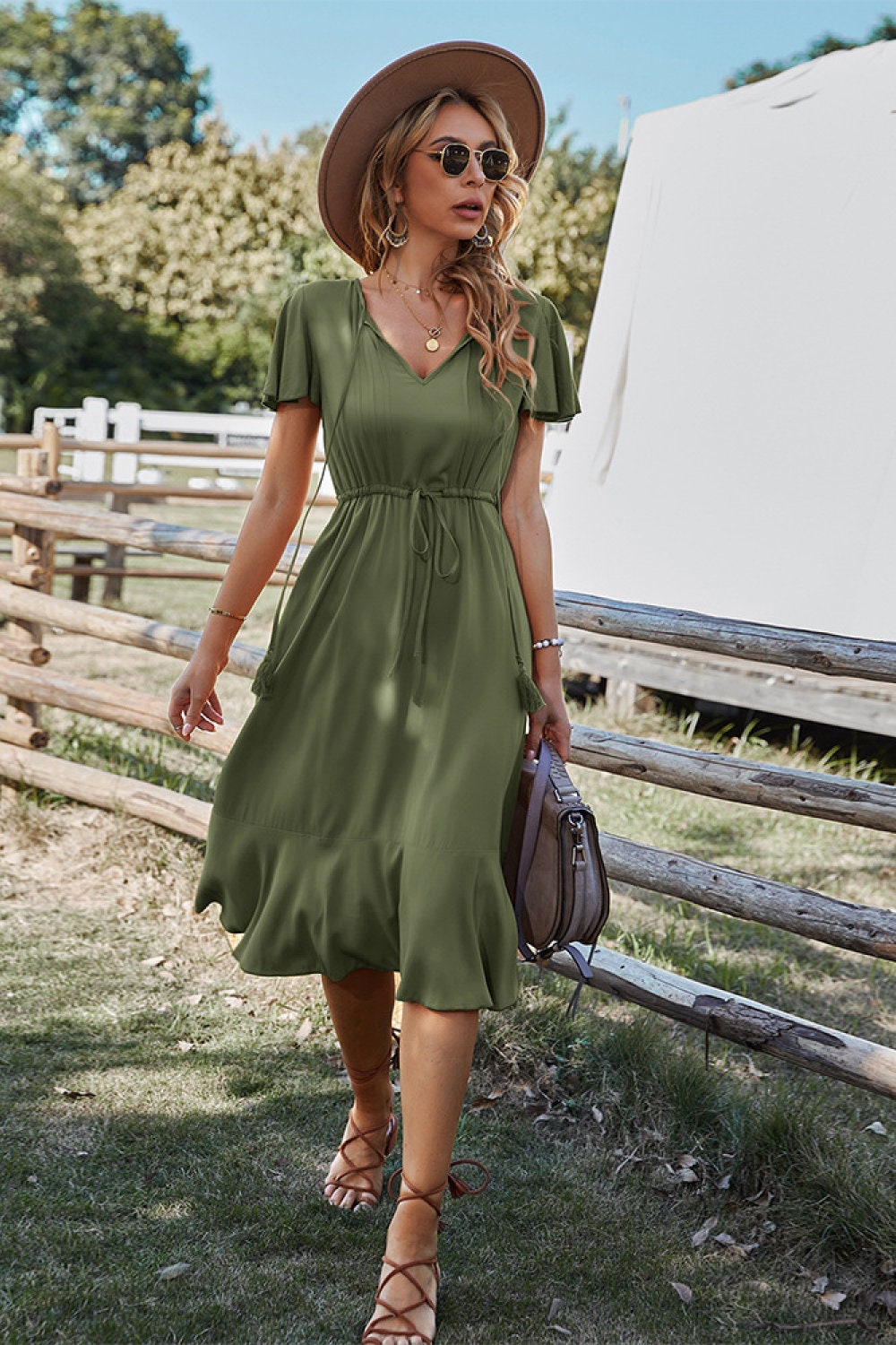 Evie - Elegantes kurzärmliges V-Ausschnitt-Kleid mit Gürtel