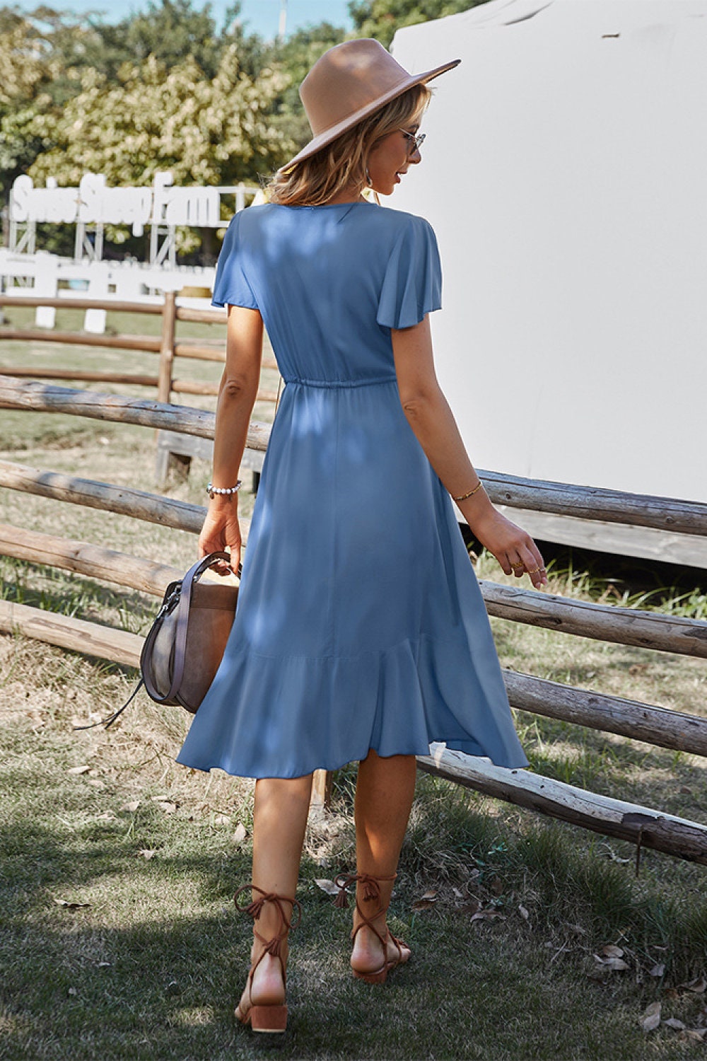 Evie - Elegantes kurzärmliges V-Ausschnitt-Kleid mit Gürtel