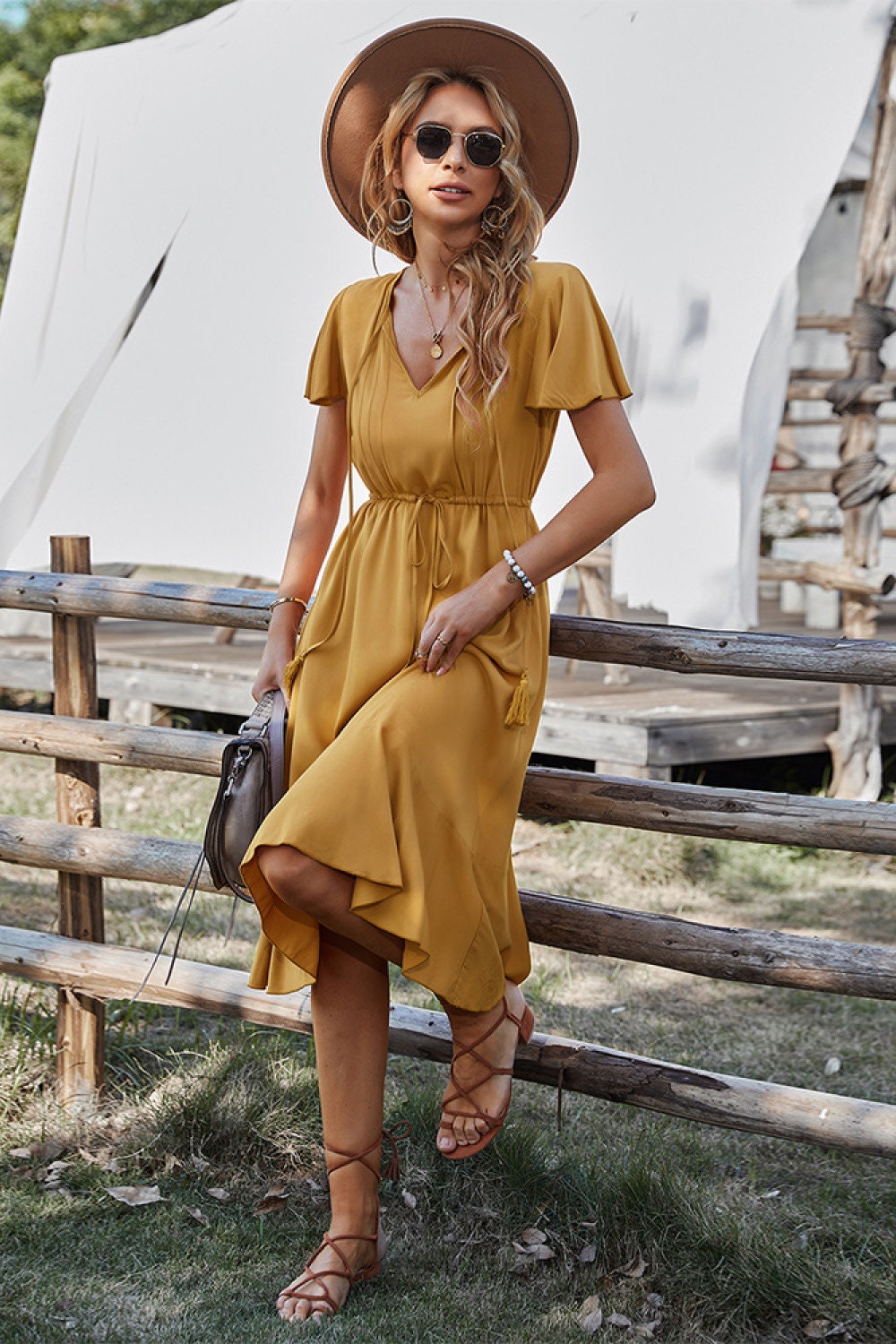 Evie - Elegantes kurzärmliges V-Ausschnitt-Kleid mit Gürtel
