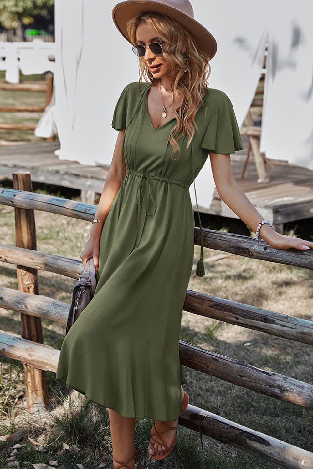 Evie - Elegantes kurzärmliges V-Ausschnitt-Kleid mit Gürtel