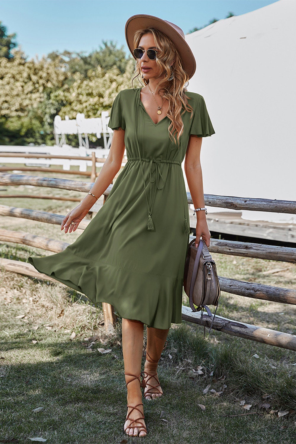 Evie - Elegantes kurzärmliges V-Ausschnitt-Kleid mit Gürtel