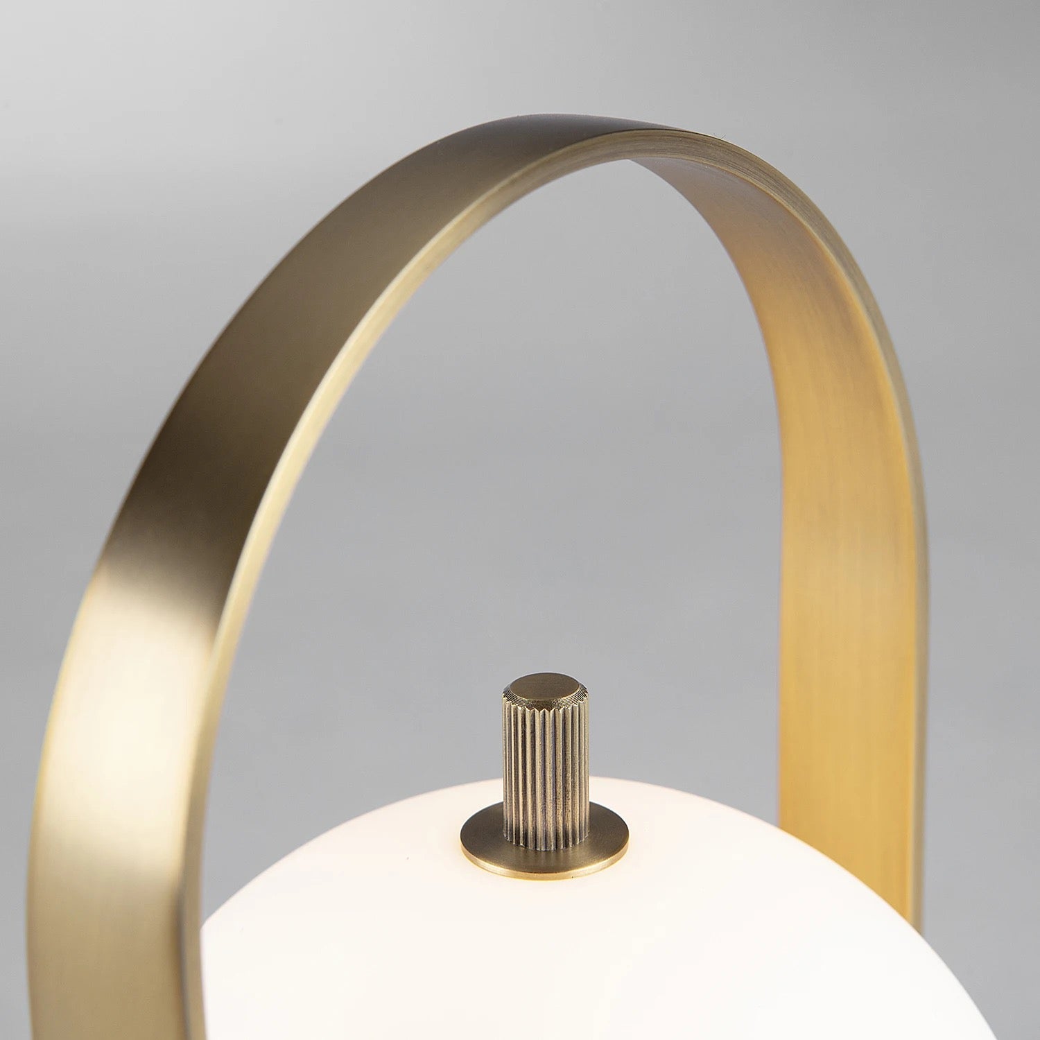 Lucenza | Premium-LED-Bordlampe aus Messing