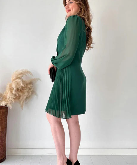 Amalia - Elegantes Plisseekleid mit Puffärmeln in knielanger Länge