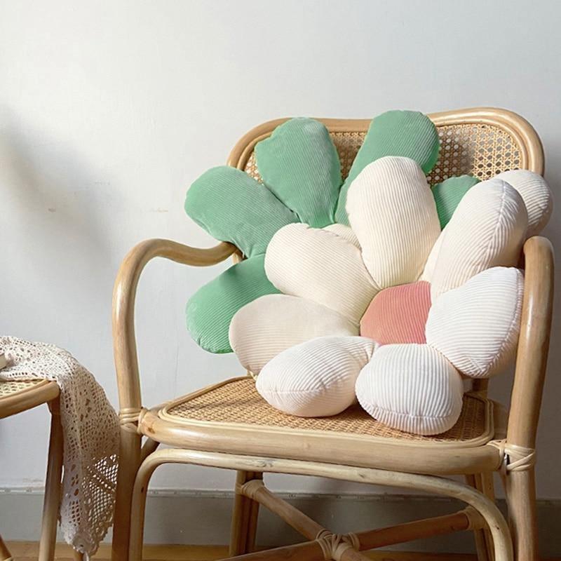 FloraNest | Elegantes blüteninspiriertes Kissen